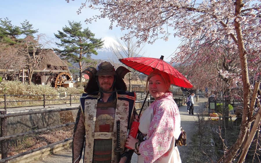 Макс и Надежда Скоблинские в Японских арядах 15 века с видом на фудзи сан